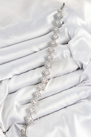 Pirinç Zirkon Taşlı Yonca Baget Model Gümüş Renk VIP Seri Kadın Bileklik