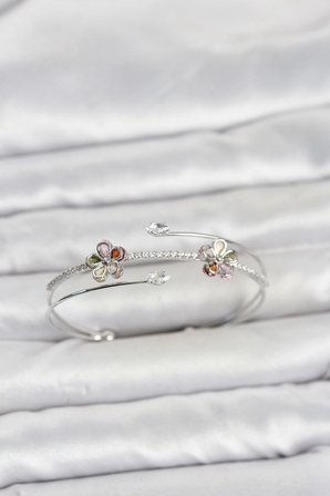 Gümüş Renk Pirinç Zirkon Taşlı Çiçek Model Kadın Bileklik