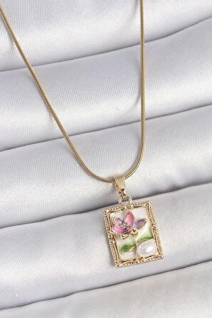 316L Çelik Gold Renk Zincir Beyaz Mineli Çiçek İşlemeli İnci Detay Portre Model Kadın Kolye