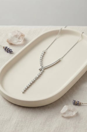 Pirinç Gümüş Renk Zirkon Taşlı Asimetrik Bar Model Kadın Kolye