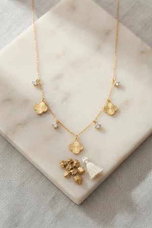 Pirinç Gold Renk Zirkon Taşlı Yonca Model Kadın Kolye