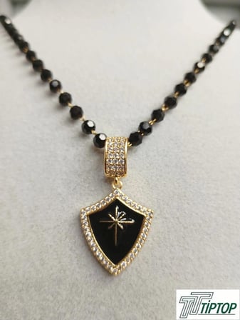KUTUP YILDIZ  NOTİFLİ KALKAN MODEL GOLD RENK KOLYE