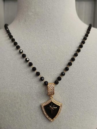 KUTUP YILDIZ  NOTİFLİ KALKAN MODEL GOLD RENK KOLYE