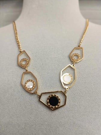 SİYAH-BEYAZ MİNE DETAYLI GOLD RENK KOLYE
