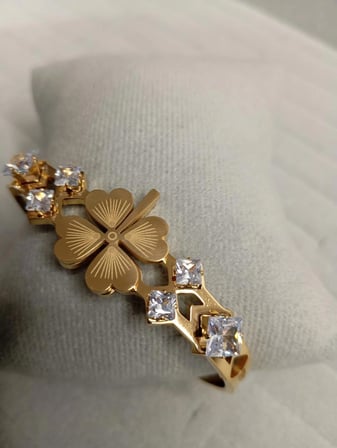 YONCA MODEL ZİRKON TAŞLI  GOLD RENK KELEPÇE BİLEKLİK
