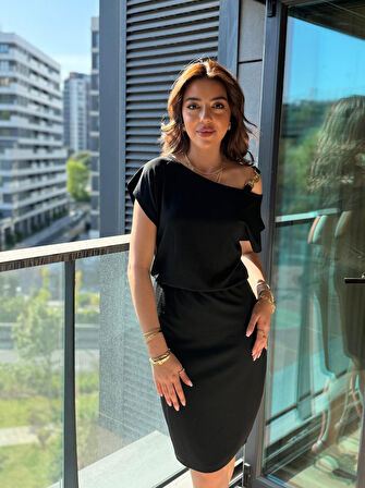 TUA MODA Kadın Kısa Kollu Tek Omuz Askı Ve Aksesuar Detay Beli Lastikli Krep Elbise