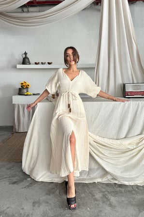 TUA MODA V YAKA BEL BONCUK BAĞLAMALI MÜSLİN ELBİSE YIRTMAÇ DETAYLI - Ekru