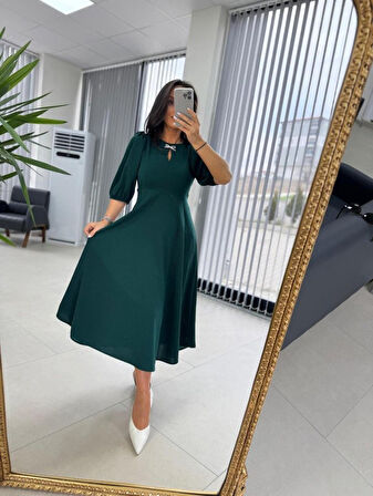 TUA MODA Kadın Kısa Kollu Bisiklet Yaka Fiyonk Broşlu Midi Janjan Krep Elbise