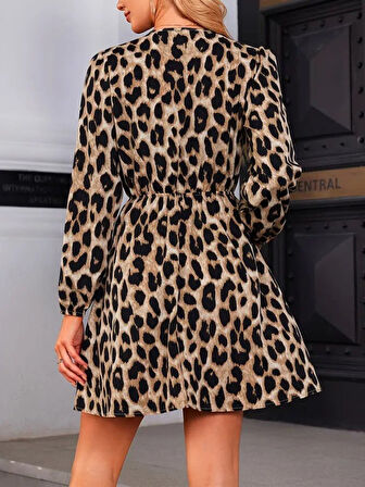 TUA MODA Kadın Uzun Kollu Kruvaze Yaka Kemerli Desenli Mini Leopar Elbise