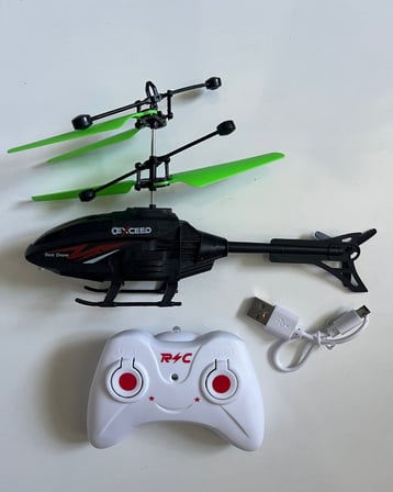 Uzaktan Kumandalı Helikopter 18 Cm Siyah Renkli