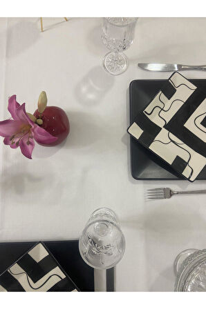 Kendinden Desenli Dertsiz Masa Örtüsü