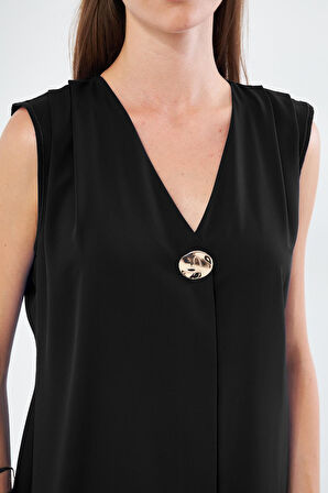 Broş Detay Omuzdan Pileli Sıfır Kol Gömlek