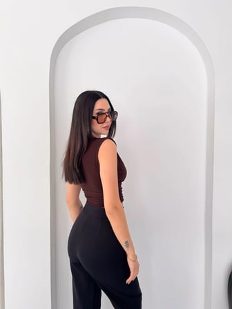 Kadın Vatkalı Kolsuz V Yaka Drapeli Crop Bluz Likralı Fit - Kahverengi