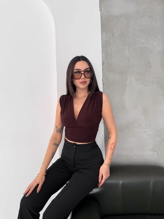 Kadın Vatkalı Kolsuz V Yaka Drapeli Crop Bluz Likralı Fit - Kahverengi