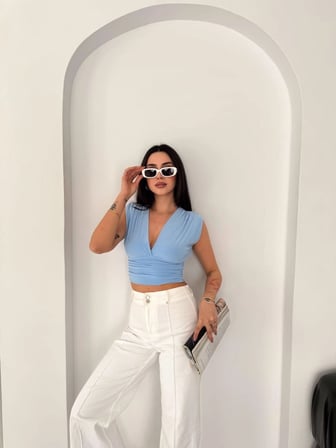 Kadın Vatkalı Kolsuz V Yaka Drapeli Crop Bluz Likralı Fit - Bebek Mavisi