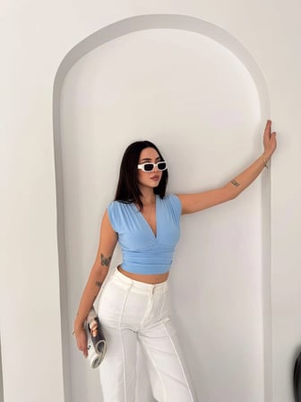 Kadın Vatkalı Kolsuz V Yaka Drapeli Crop Bluz Likralı Fit - Bebek Mavisi