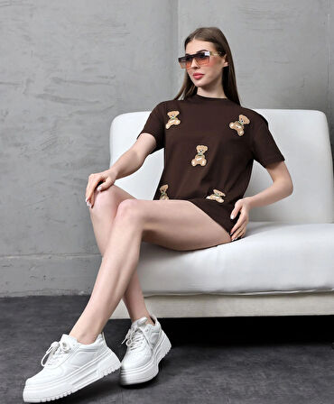 Genç Kadın Ayıcık Süzene Nakışlı T-shirt
