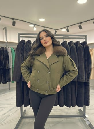 Kadın Kürk Yaka Detaylı İçi Astarlı Çift Cepli Omuzları Kemerli Beli Lasitkli Ceket Görünümlü Kaban 4901
