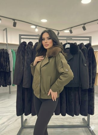 Kadın Kürk Yaka Detaylı İçi Astarlı Çift Cepli Omuzları Kemerli Beli Lasitkli Ceket Görünümlü Kaban 4901