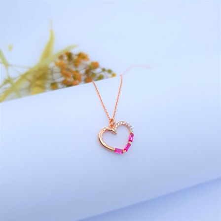 SENTETİK YAKUT BAGET TAŞ ROSE RENK MASUM KALP GÜMÜŞ KOLYE