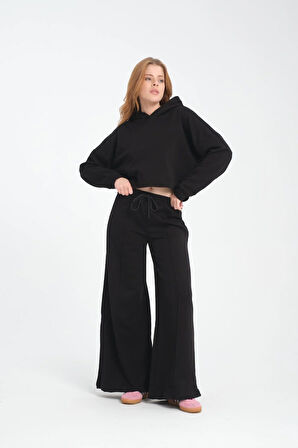 Kadın Kapüşonlu Siyah Crop Sweatshirt ve Pantolon Takımı - Modern ve Kullanışlı Günlük Stil