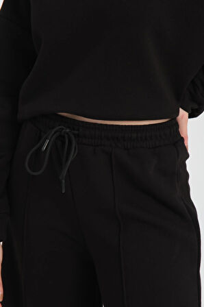 Kadın Kapüşonlu Siyah Crop Sweatshirt ve Pantolon Takımı - Modern ve Kullanışlı Günlük Stil