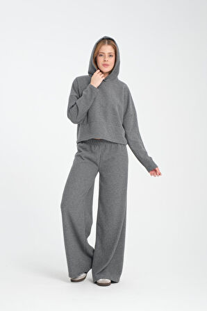 Kadın Kapüşonlu Sweatshirt ve Pantolon Takımı - Rahat, Şık ve Günlük Kullanım için İdeal