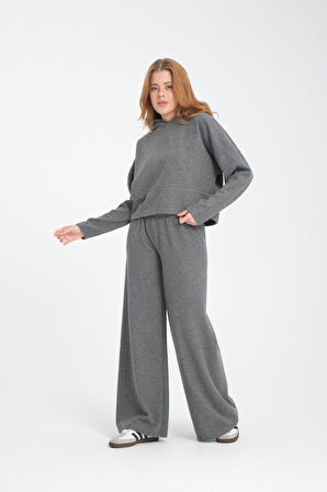 Kadın Kapüşonlu Sweatshirt ve Pantolon Takımı - Rahat, Şık ve Günlük Kullanım için İdeal