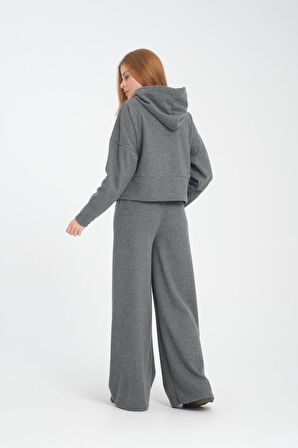 Kadın Kapüşonlu Sweatshirt ve Pantolon Takımı - Rahat, Şık ve Günlük Kullanım için İdeal