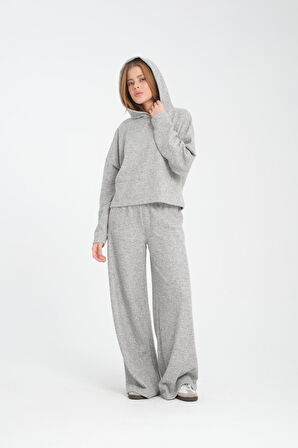 Kadın Kapüşonlu Sweatshirt ve Pantolon Takımı - Rahat, Şık ve Günlük Kullanım için İdeal