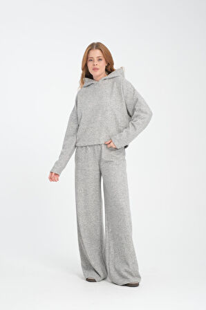 Kadın Kapüşonlu Sweatshirt ve Pantolon Takımı - Rahat, Şık ve Günlük Kullanım için İdeal