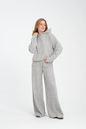 Kadın Kapüşonlu Sweatshirt ve Pantolon Takımı - Rahat, Şık ve Günlük Kullanım için İdeal