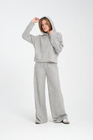 Kadın Kapüşonlu Sweatshirt ve Pantolon Takımı - Rahat, Şık ve Günlük Kullanım için İdeal