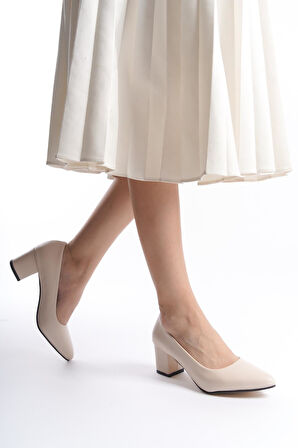 Kadın Camila Krem Deri 6 Cm Kalın Topuklu Hafif Sivri Burunlu Klasık Ayakkabı