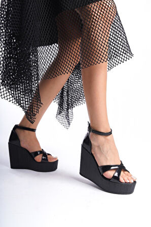 Kadın Verla Çapraz Bant Siyah Rugan Yüksek Topuklu Dolgu Taban Ayakkabı