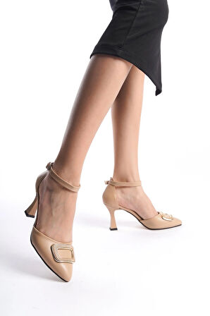 Kadın Tari Ten Cilt Bilekten Bağlamalı Kare Tokalı Yanı Acık Kadeh Topuklu Ayakkabı