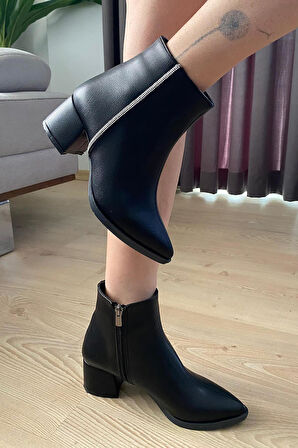 Kadın York Siyah Cilt Yandan Taşlı ( 6 cm ) Topuklu Sivri Burun Bot