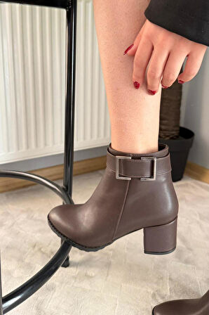 Kadın Trend Kahverengi Kare Tokalı ( 6 cm ) Topuklu Oval Burun Bot