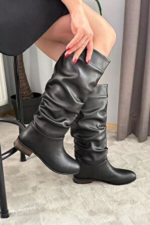 Kadın Mika Siyah Deri Düz Taban Büzgülü Diz Altı Boy Çekme Çizme
