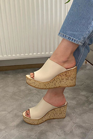 Kadın Limo Bej Dolgulu Mantar Taban Terlik 10 Cm  Krem
