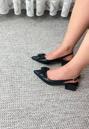 Kadın Mina Siyah Cilt Arkası Açık Sivri Burun Fiyonk Detaylı 4 Cm Topuklu Ayakkabı  