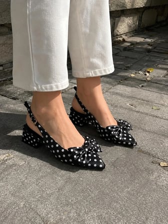 Kadın Mina Siyah Saten Puantiyeli Fiyonk Detaylı Arkası Açık 4 Cm Topuklu Ayakkabı  