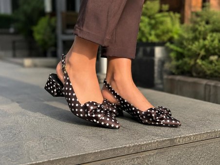 Kadın Mina Kahve Saten Puantiyeli Fiyonk Detaylı Arkası Açık 4 Cm Topuklu Ayakkabı  