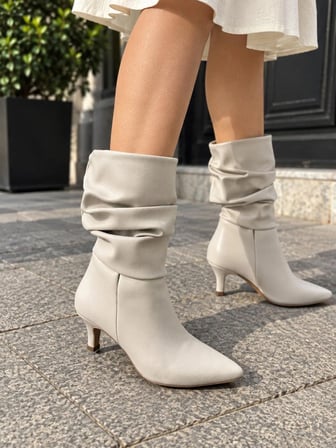 Kadın Gina Krem Körüklü 6 Cm Topuklu Sivri Burun İnce Topuk Yarım Boy Çizme 