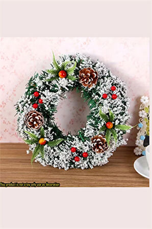 El Yapımı Noel Çelengi – Suni Kar Efekti, Çam Kozalakları ve Kırmızı Yemiş Detaylı | İç & Dış Mekan Uyumlu Şenlikli Yılbaşı Kapı ve Ev Dekoru | Elektriksiz, Plastik, Tüysüz Tasarım (1 Adet)