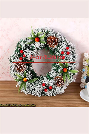 El Yapımı Noel Çelengi – Suni Kar Efekti, Çam Kozalakları ve Kırmızı Yemiş Detaylı | İç & Dış Mekan Uyumlu Şenlikli Yılbaşı Kapı ve Ev Dekoru | Elektriksiz, Plastik, Tüysüz Tasarım (1 Adet)