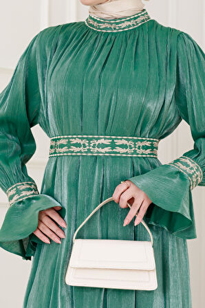 Kolu Volanlı Nakış Detaylı Abiye-Zümrüt Yeşili