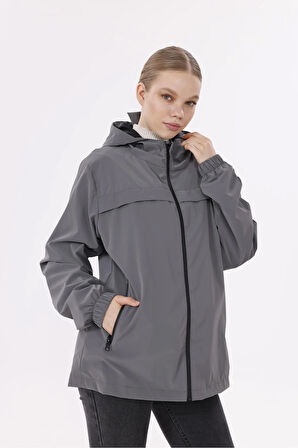 Kadın Kapüşonlu Nova Kumaş Hafif ve Dayanıklı Şık Mevsimlik Su ve Rüzgar Geçirmez Yağmurluk