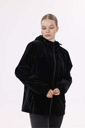 Kadın Kapüşonlu Nova Kumaş Hafif ve Dayanıklı Şık Mevsimlik Su ve Rüzgar Geçirmez Yağmurluk