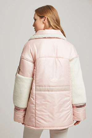 Pembe Babs Elyaf Dolgulu Resimli Kol Yaka ucu ve Cep Kuzu Kürkü Fermuarlı Kadın Kumaş Kaban